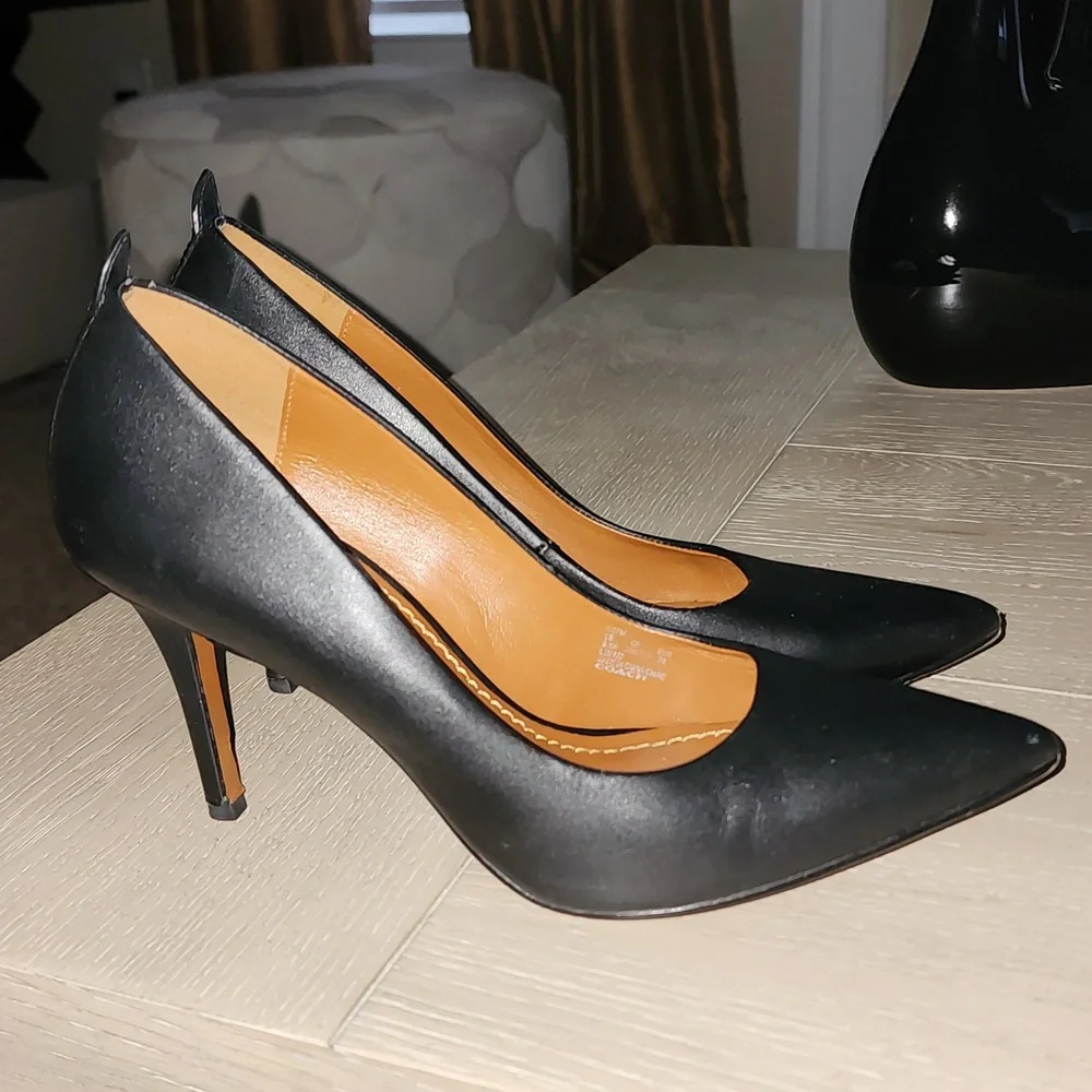 COACH PERFECT BLACK LEATHER EUC PUMPS SIZE 8.5M